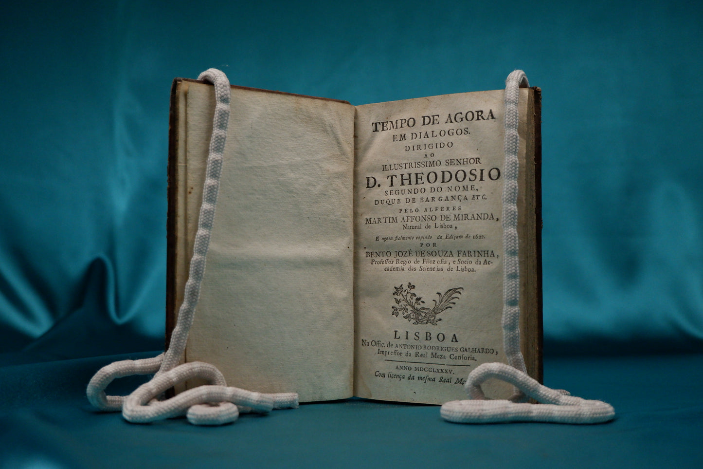 AS10LT22 – Miranda, Martim Affonso de – TEMPO DE AGORA EM DIALOGOS. DIRIGIDO AO ILLUSTRISSIMO SENHOR D. THEODOSIO SEGUNDO DO NOME, DUQUE DE BRAGANÇA ETC. Lisboa. Off. de Antonio Rodrigues Galhardo. 1785