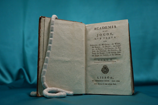 AS10LT24 – ACADEMIA DE JOGOS QUE TRATA DO VOLTARETE, (...) E DE OUTROS MUITOS JOGOS DE CARTAS E DE DADOS. Tomo II [de V]. Lisboa. Impressão Regia. 1806