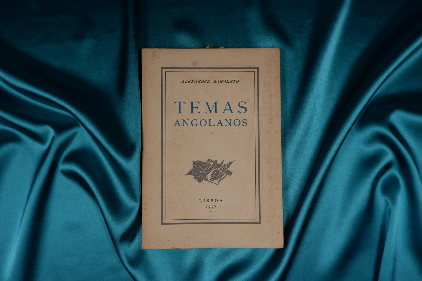 AS10LT84 – [ANGOLA] Sarmento, Alexandre – TEMAS ANGOLANOS. Lisboa. Ed. do autor. 1957