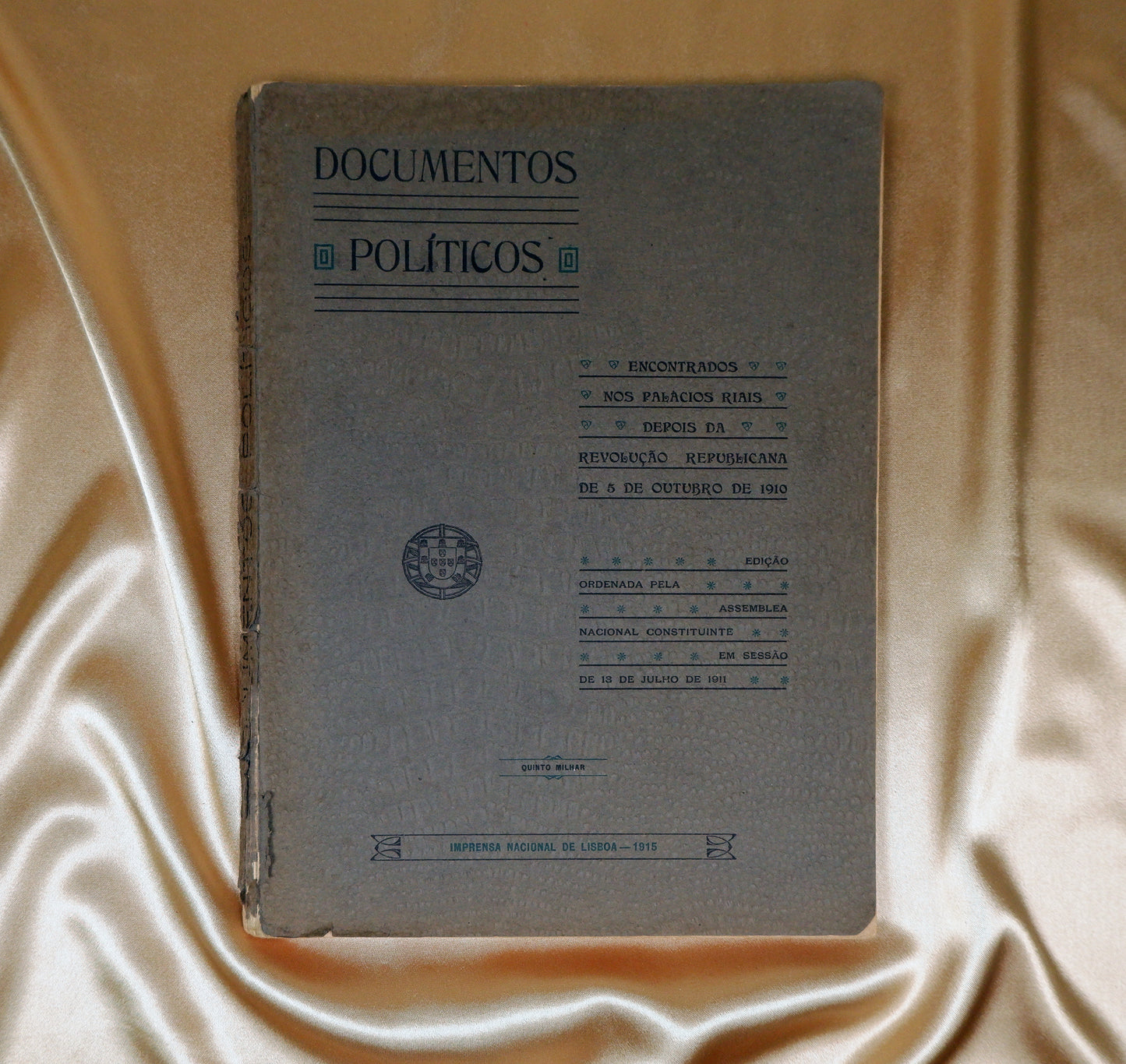 AS12LT04 – DOCUMENTOS POLÍTICOS: ENCONTRADOS NOS PALÁCIOS RIAIS DEPOIS DA REVOLUÇÃO REPUBLICANA DE 5 DE OUTUBRO DE 1910. Lisboa. Imprensa Nacional de Lisboa. 1915