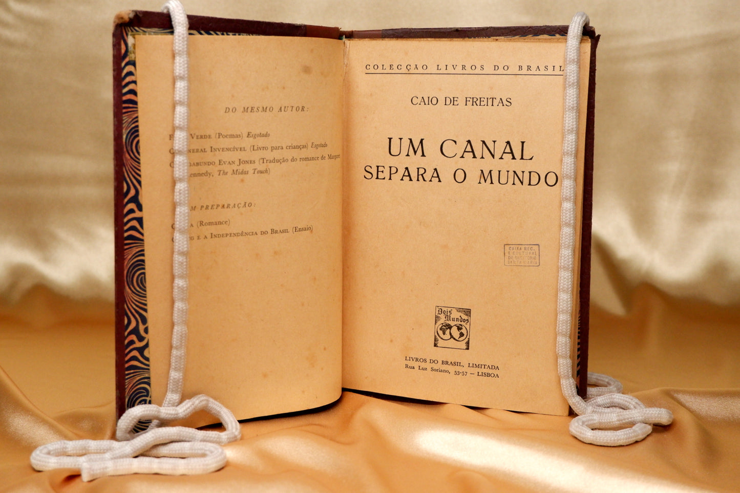 AS12LT27 – Freitas, Caio de – UM CANAL SEPARA O MUNDO. Lisboa. Livros do Brasil, Limitada. 1953