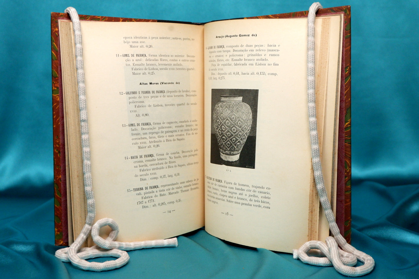 AS12LT35 – EXPOSIÇÃO OLISSIPONENSE. CATÁLOGO. PLANTAS E PLANOS – VISTAS E ASPECTOS. BIBLIOGRAFIA - VARIA. 2 vols. Lisboa. Associação dos Archeologos Portuguezes. 1914