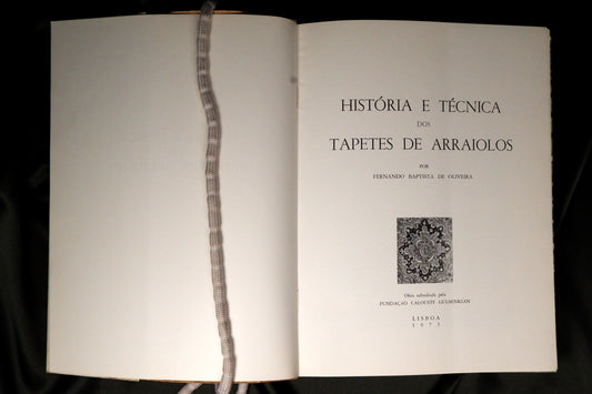 AS12LT47 – Oliveira, Fernando Baptista de – HISTÓRIA E TÉCNICA DOS TAPETES DE ARRAIOLOS. Lisboa. Fundação Calouste Gulbenkian. 1973