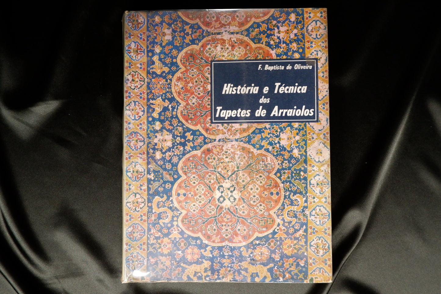 AS12LT47 – Oliveira, Fernando Baptista de – HISTÓRIA E TÉCNICA DOS TAPETES DE ARRAIOLOS. Lisboa. Fundação Calouste Gulbenkian. 1973