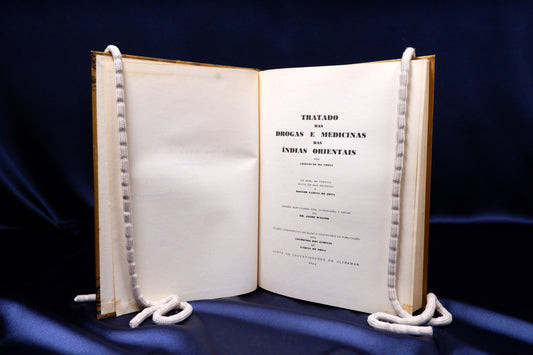 AS13LT24 – Costa, Cristóvão da – TRATADO DAS DROGAS E MEDICINAS DAS ÍNDIAS ORIENTAIS NA QUAL SE VERIFICA MUITO DO QUE ESCREVEU O DOUTOR GARCIA DE ORTA. Lisboa. Junta de Investigações do Ultramar. 1964