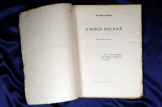 AS14LT26 – Noronha, Thomaz – A BARCA DOS RRR: PEÇA EM 3 ACTOS. Coimbra. Imprensa da Universidade. 1899