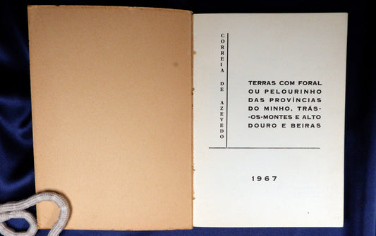 AS14LT59 – Azevedo, Correia de – TERRAS COM FORAL OU PELOURINHO DAS PROVÍNCIAS DO MINHO, TRÁS-OS-MONTES E ALTO DOURO E BEIRAS. Porto. s.n. 1967