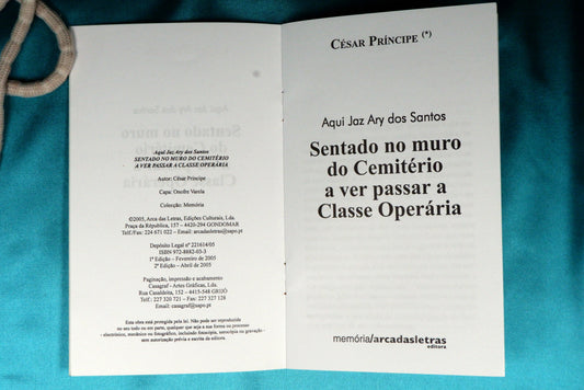 AS14LT63 – Príncipe, César – AQUI JAZ ARY DOS SANTOS SENTADO NO MURO DO CEMITÉRIO A VER PASSAR A CLASSE OPERÁRIA. Gondomar. Arca das Letras. 2005