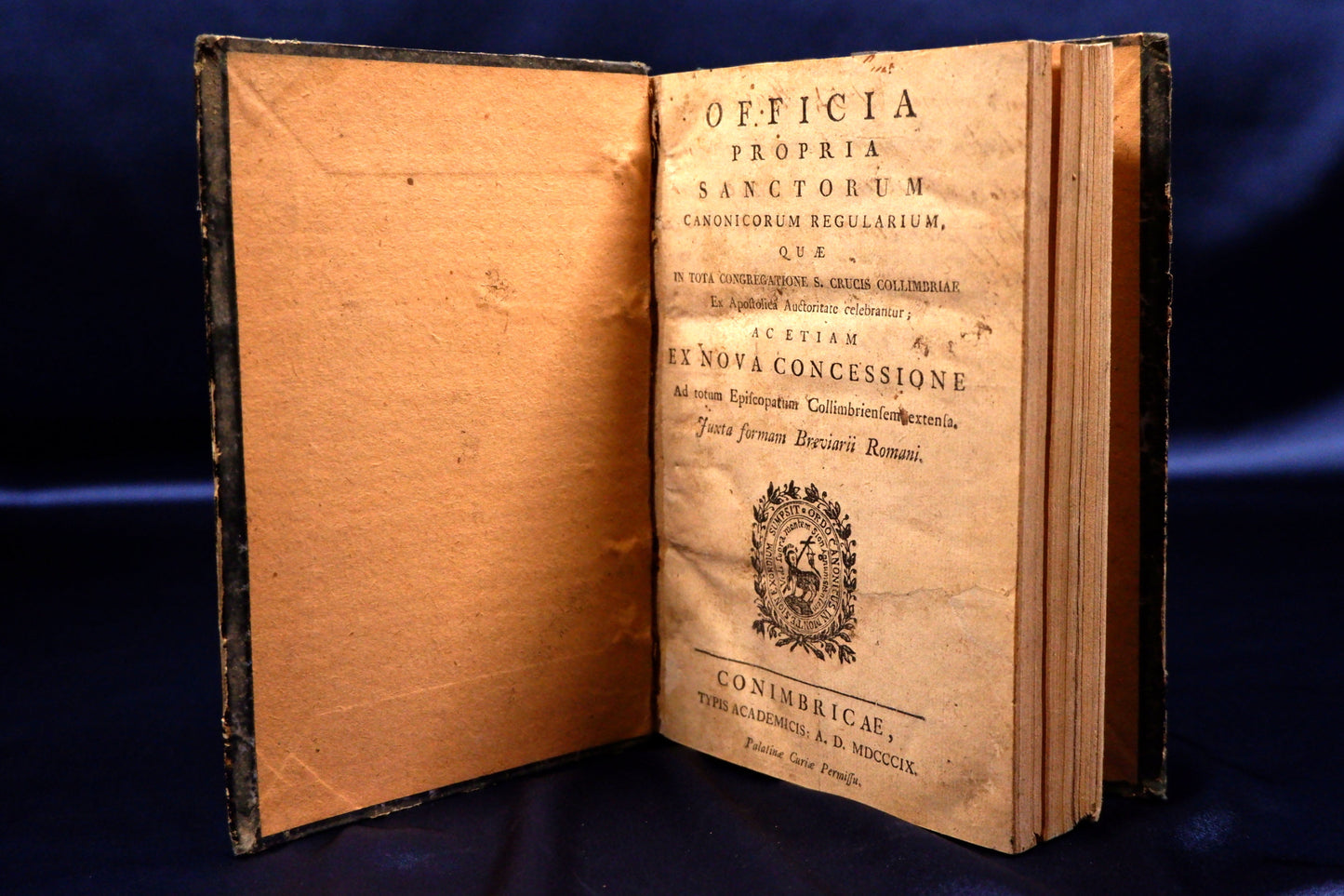 AS15LT13 – OFFICIA PROPRIA SANCTORUM. QUÆ IN TOTA CONGREGATIONE S. CRUCIS COLLIMBRIAE EX APOSTOLICA AUCTORITATE CELEBRANTUR, ACETIAM EX NOVA CONCESSIONE AD TOTUM EPISCOPATUM COLLIMBRIENSEM EXTENSA. Conimbricae. Typis Academicis. 1809