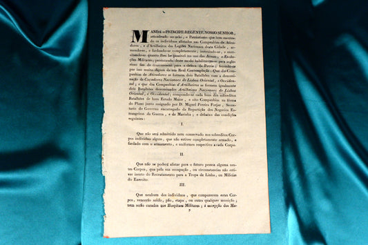 AS15LT20 – ALVARÁ – EXÉRCITO: REORGANIZAÇÃO MILITAR; BATALHÕES DE CAÇADORES E ARTILHEIROS NACIONAES DE LISBOA ORIENTAL, E OCCIDENTAL. Firmado no Palácio do Governo. Impressão Regia. 1810