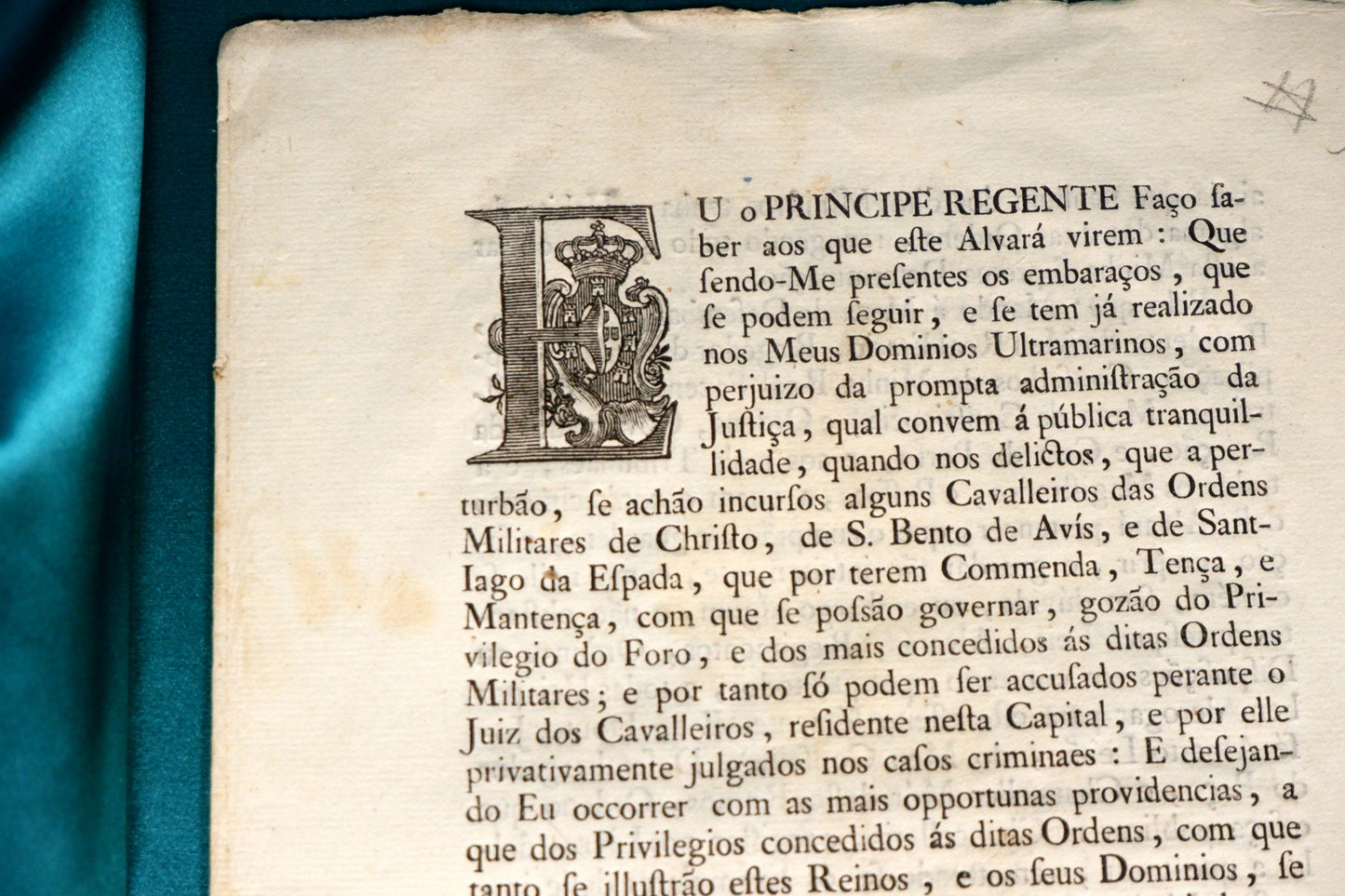 AS15LT21 – ALVARÁ – RIO DE JANEIRO E BAHIA: ORDEM DADA AOS DESEMBARGADORES PARA CONHECEREM OS DELICTOS EM QUE SE ACHAREM ENVOLVIDOS CAVALLEIROS DAS ORDENS MILITARES. Firmado no Palácio de Quéluz. Regia Officina Typografica. 1801