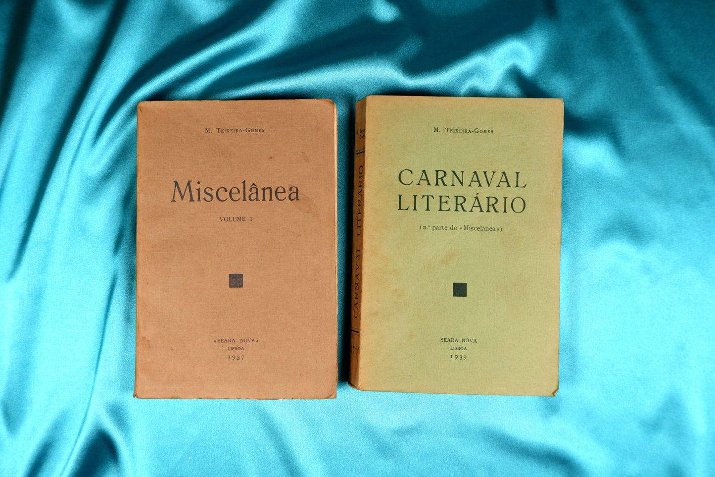 AS16LT23 – Teixeira-Gomes, M.– MISCELÂNEA & CARNAVAL LITERÁRIO (2.ª PARTE DA «MISCELÂNEA»). 2 vols. Lisboa. Seara Nova. 1937-1939