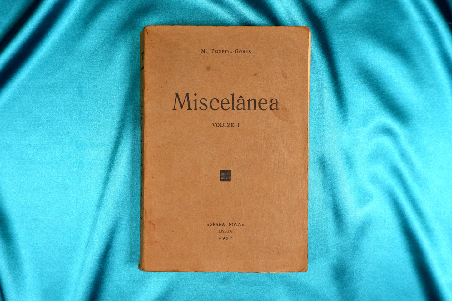 AS16LT23 – Teixeira-Gomes, M.– MISCELÂNEA & CARNAVAL LITERÁRIO (2.ª PARTE DA «MISCELÂNEA»). 2 vols. Lisboa. Seara Nova. 1937-1939