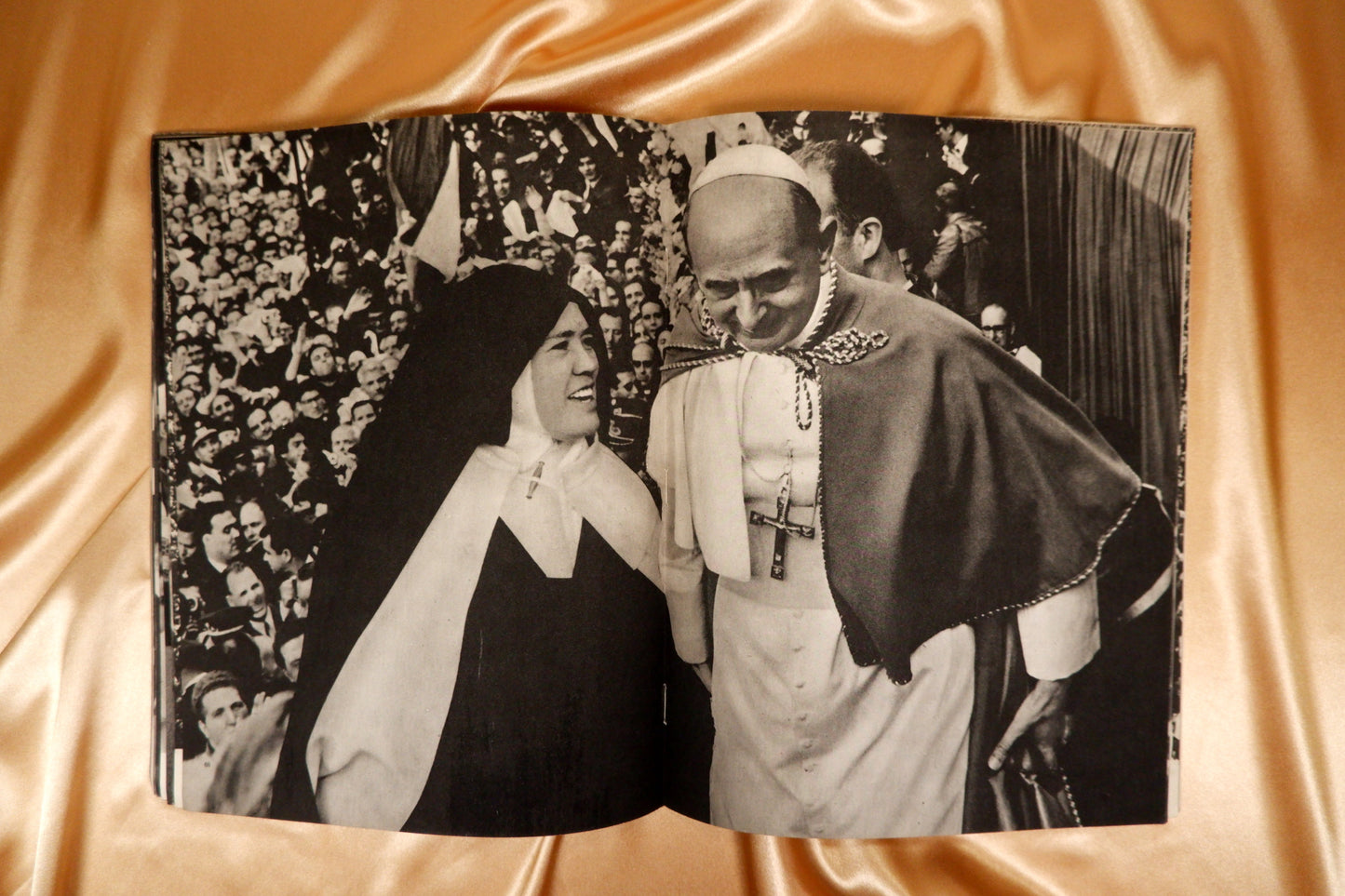 AS16LT44 – Marinho, Padre; Ferraz, Silva & Costa, Melo e – PAULO VI PEREGRINO DA PAZ EM FÁTIMA. Sep. da Revista Caridade. Porto. Centro de Caridade Nossa Senhora do Perpétuo Socorro. s.d. [1967]