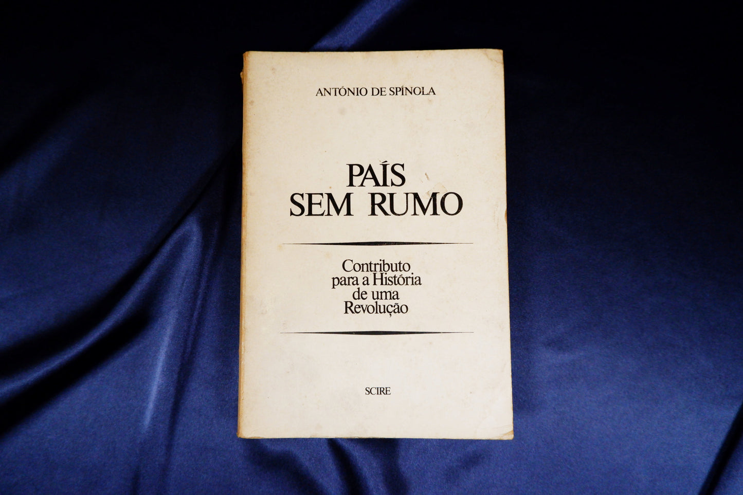 AS16LT55 – Spínola, António de – PAÍS SEM RUMO: CONTRIBUTO PARA A HISTÓRIA DE UMA REVOLUÇÃO. s.l. [Lisboa]. Editorial SCIRE. 1978