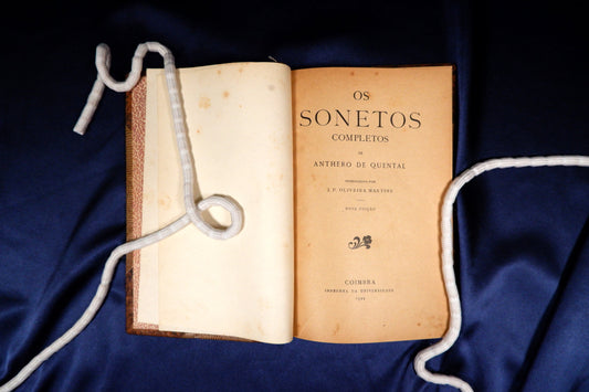 AS16LT57 – Quental, Anthero de – OS SONETOS COMPLETOS [Martins, J. P. Oliveira (pref.)]. Coimbra. Imprensa da Universidade. 1922