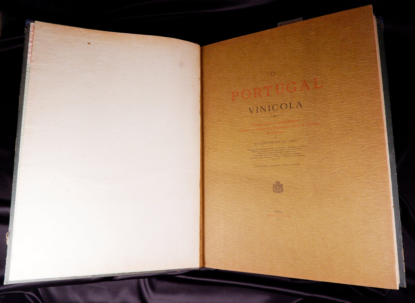 AS17LT01 – Costa, B. C. Cincinnato da – O PORTUGAL VINICOLA: ESTUDOS SOBRE A AMPELOGRAPHIA E O VALOR ŒNOLOGICO DAS PRINCIPAES CASTAS DE VIDEIRAS DE PORTUGAL. Lisboa. Imprensa Nacional. 1900