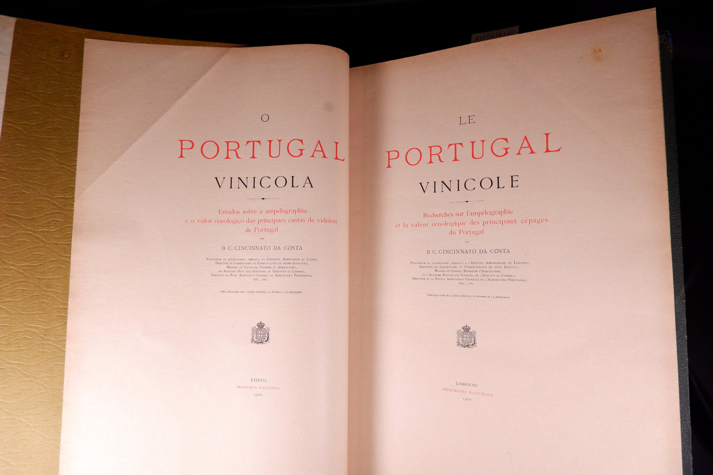 AS17LT01 – Costa, B. C. Cincinnato da – O PORTUGAL VINICOLA: ESTUDOS SOBRE A AMPELOGRAPHIA E O VALOR ŒNOLOGICO DAS PRINCIPAES CASTAS DE VIDEIRAS DE PORTUGAL. Lisboa. Imprensa Nacional. 1900