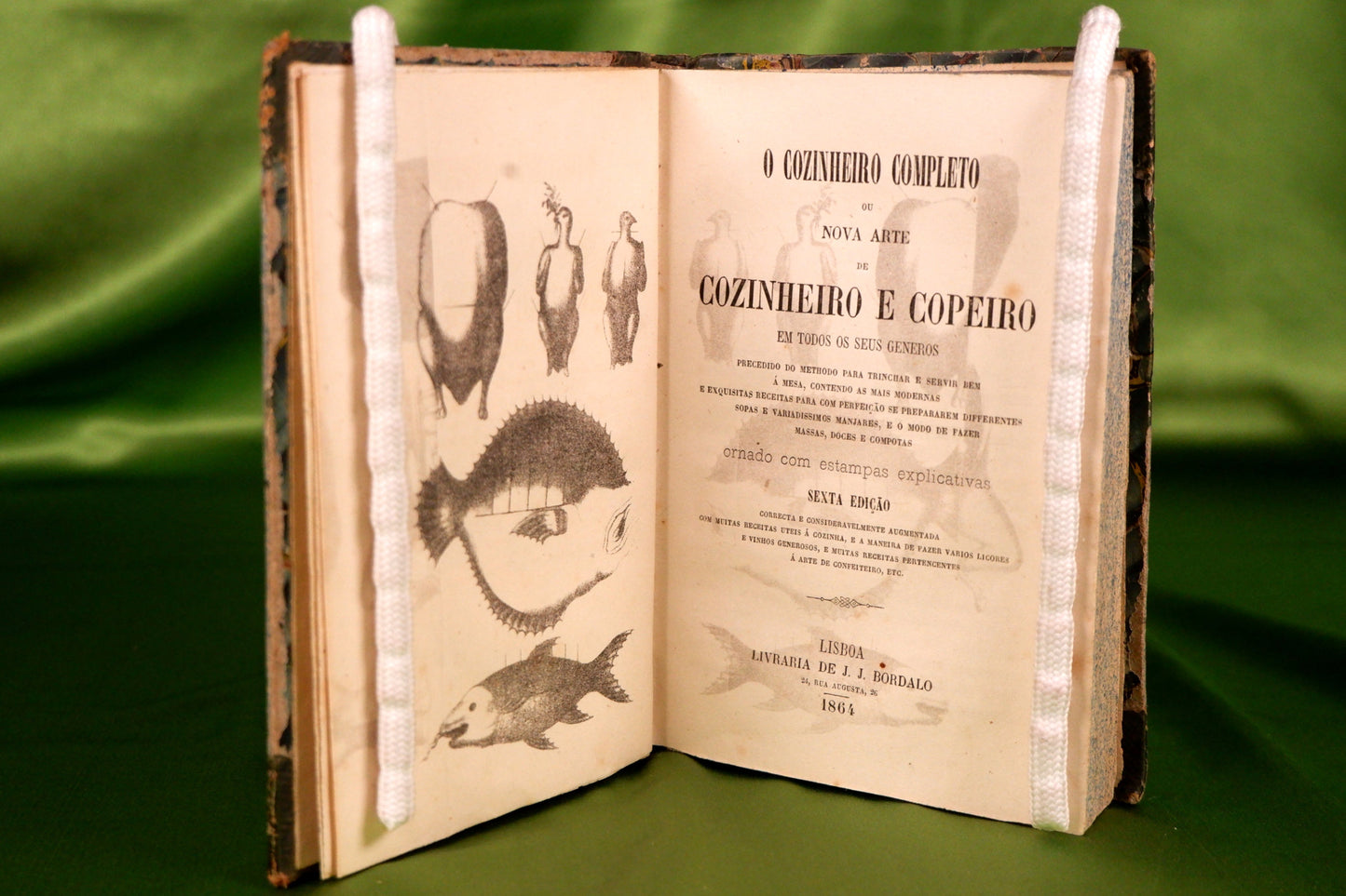 AS17LT06 – [COZINHA. ETIQUETA. CHÁS. DOCES. LICORES] O COZINHEIRO COMPLETO OU NOVA ARTE DE COZINHEIRO E COPEIRO EM TODOS OS SEUS GENEROS, &c. Lisboa. Livraria de J. J. Bordalo. 1864