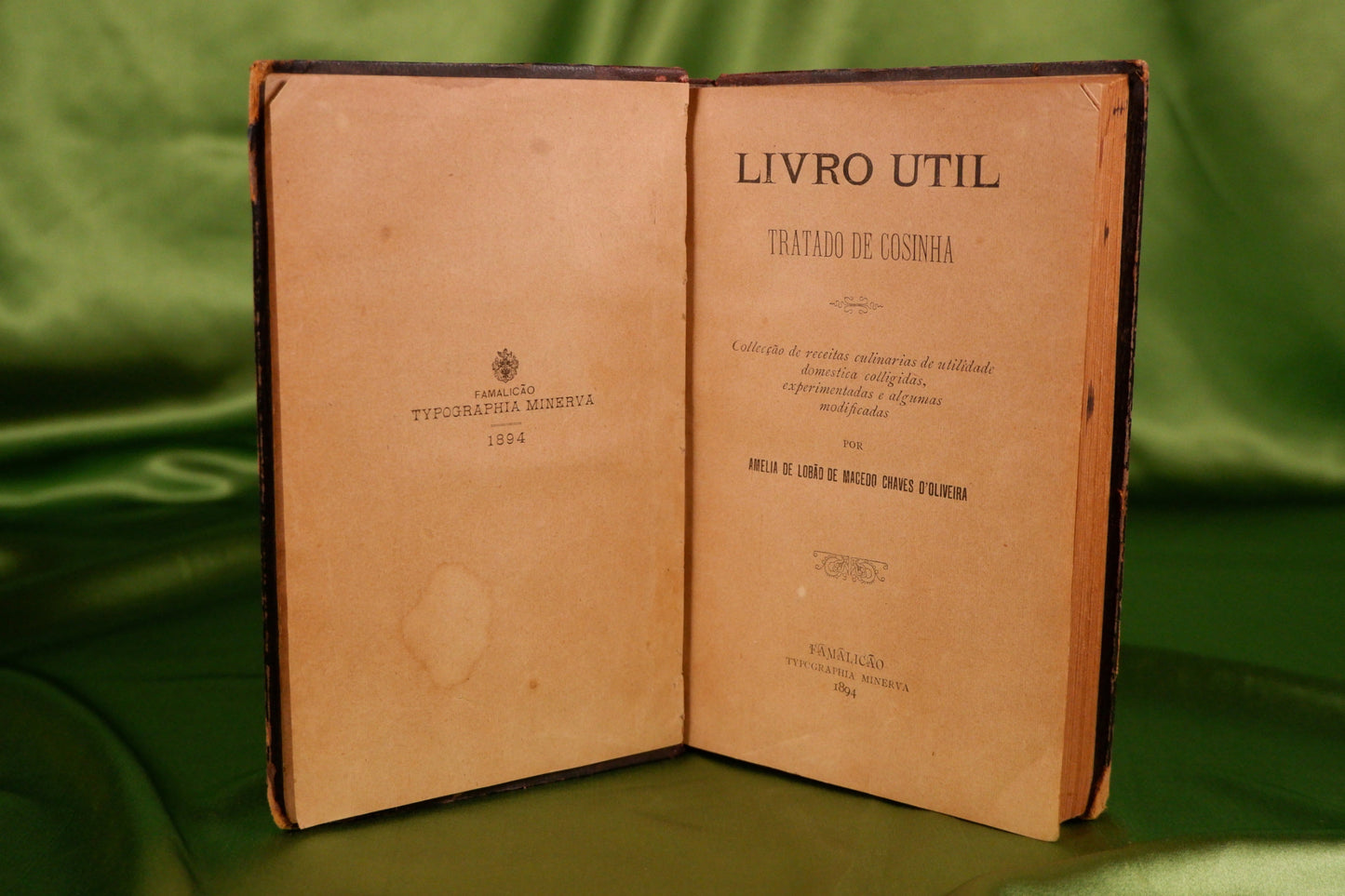 AS17LT10 – Oliveira, Amélia de Lobão de Macedo Chaves d’ – LIVRO UTIL. TRATADO DE COSINHA. Famalicão. Typographia Minerva. 1894