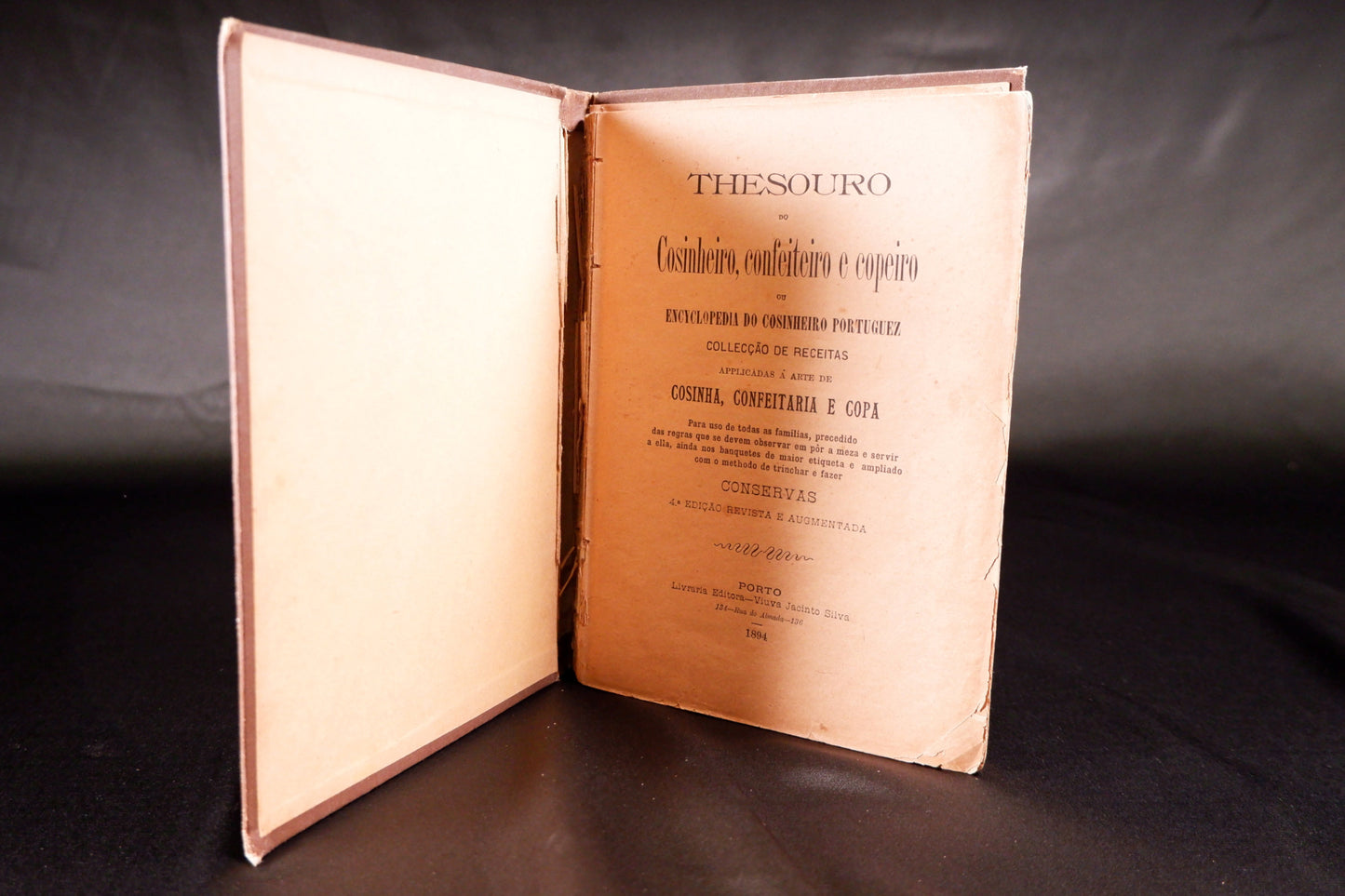 AS17LT14 – THESOURO DO COSINHEIRO, CONFEITEIRO E COPEIRO OU ENCYCLOPEDIA DO COSINHEIRO PORTUGUEZ. COLLECÇÃO DE RECEITAS APPLICADAS À ARTE DA COSINHA CONFEITARIA E COPA, &c. Porto. Livraria Editora Viuva Jacinto Silva. 1894