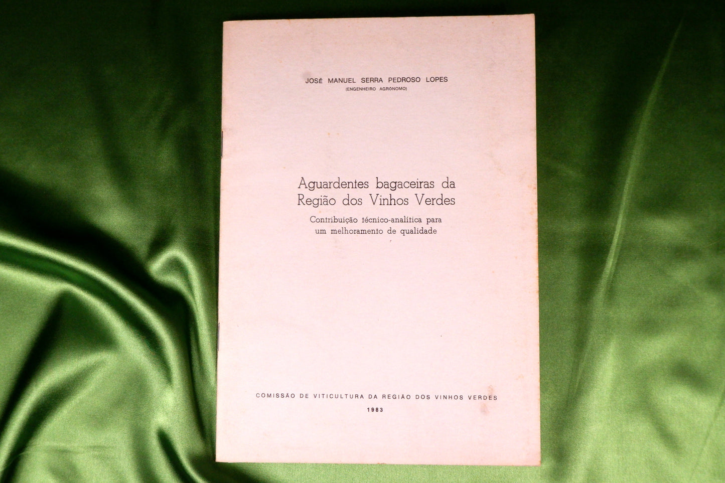 AS17LT46 – Lopes, José Manuel Serra Pedroso Lopes – AGUARDENTES BAGACEIRAS DA REGIÃO DOS VINHOS VERDES: CONTRIBUIÇÃO TÉCNICO-ANALÍTICA PARA UM MELHORAMENTO DE QUALIDADE. Porto. Comissão de Viticultura da Região dos Vinhos Verdes. 1983