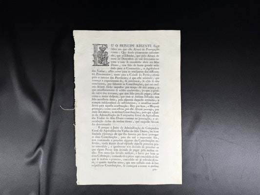 AS17LT64 – [ALVARÁ; ALTO DOURO] ALVARÁ, POR QUE VOSSA ALTEZA REAL HA POR BEM PROROGAR POR MAIS DEZ ANNOS AS CONTRIBUIÇÕES QUE NO ALVARÁ DE TREZE DE DEZEMBRO DE MIL SETECENTOS E OITENTA E OITO FORÃO IMPOSTAS, &c. Lisboa. Regia Officina Typographica. 1802