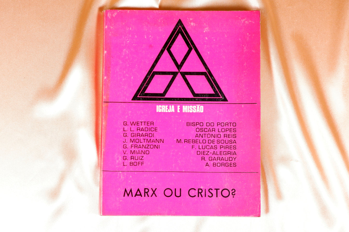 AS18LT53 – MARK OU CRISTO? Igreja e Missão. Revista Missionária de Cultura e Actualidade, Ano XXVIII, 2ª Série, 77 a 79, Jan. – Junho 1976. Cucujães. Tipografia Missões. 1976