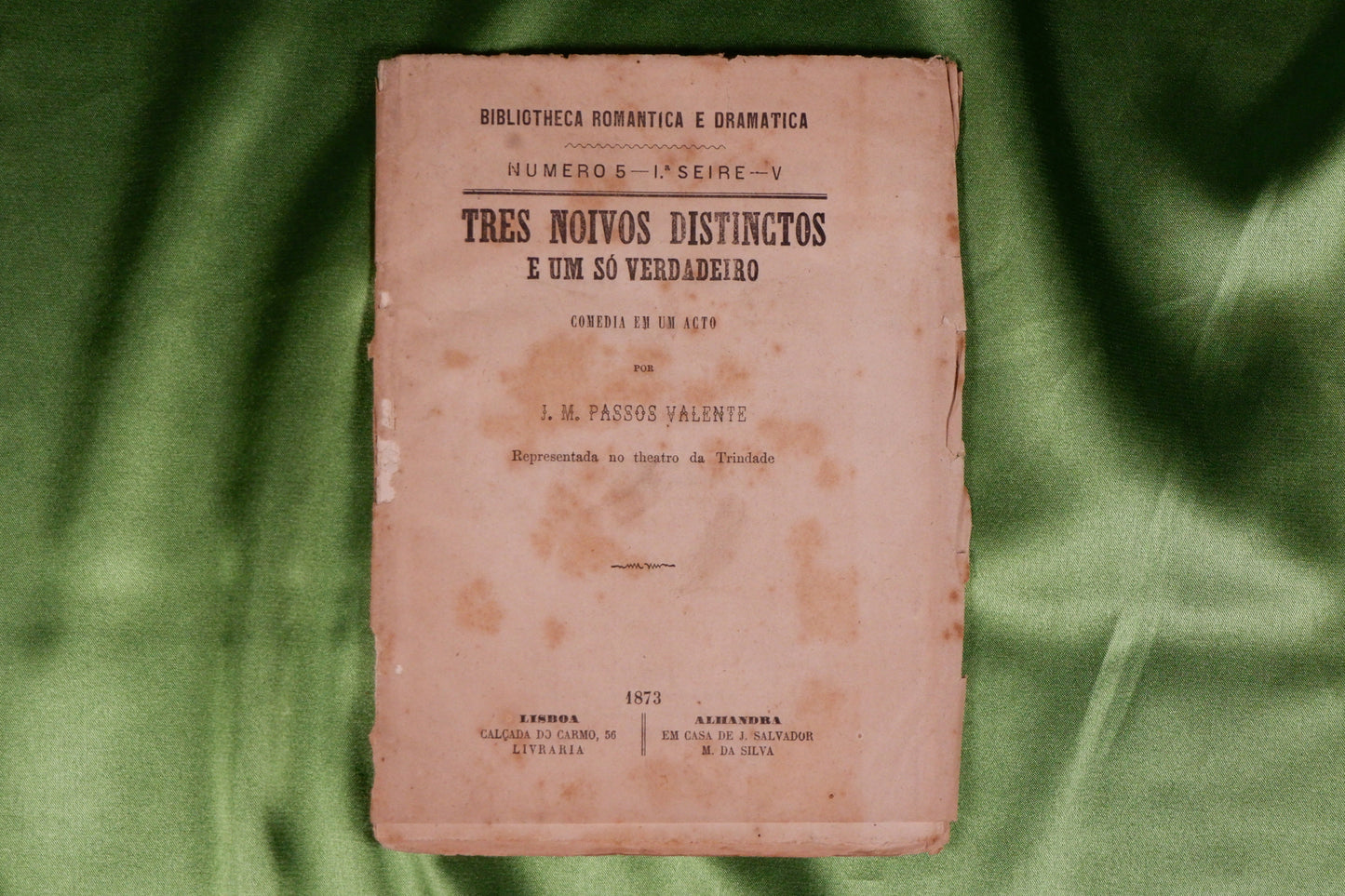 AS18LT59 – [TEATRO] Valente, J. M. Passos – TRÊS NOIVOS DISTINTOS E UM SÓ VERDADEIRO. Comédia em um Acto. Lisboa. Livraria Moderna. 1873