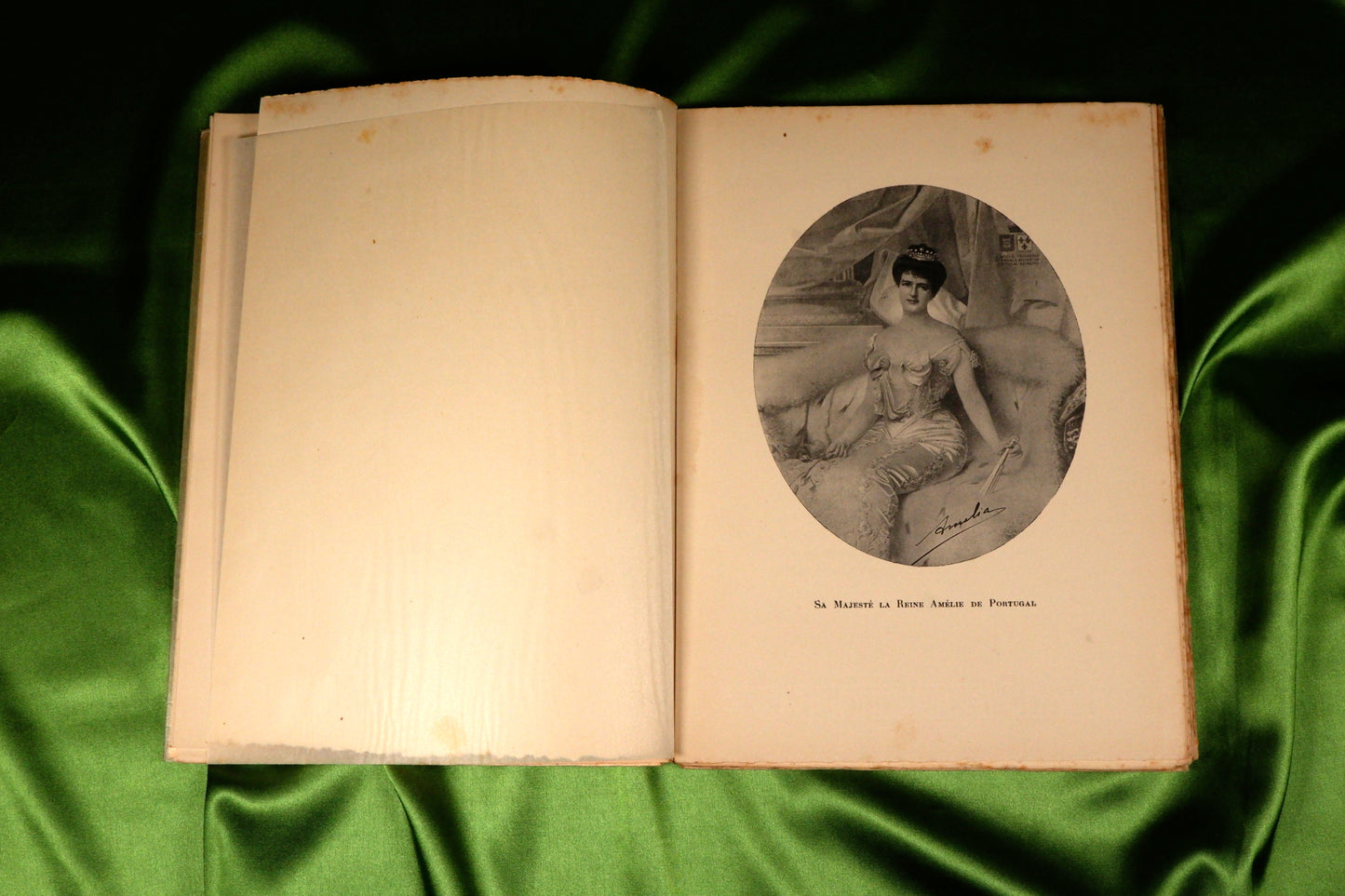 AS20LT13 – Sarmento, Olga de Moraes – SA MAJESTÉ LA REINE AMÉLIE DE PORTUGAL PRINCESSE DE FRANCE. Paris. Le Livre. 1924