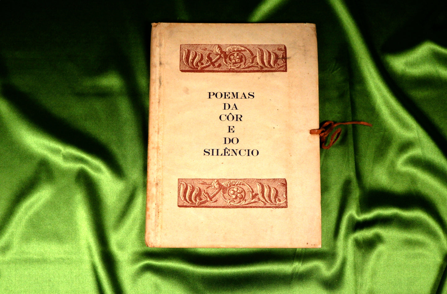 AS20LT18 – Magdalena, Maria – POEMAS DA CÔR E DO SILÊNCIO. Coimbra. Coimbra Editora, L.da Antiga Livraria França & Arménio. 1922