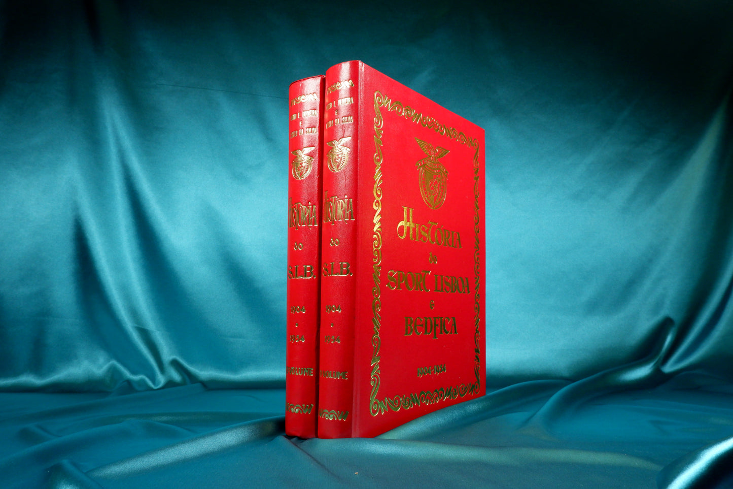 AS20LT25 – Oliveira, Mário Fernando & Silva, Carlos Rebelo da – HISTÓRIA DO SPORT LISBOA E BENFICA 1904-1954. 2 vols. Lisboa. Ed. dos autores. s.d. [1954?]